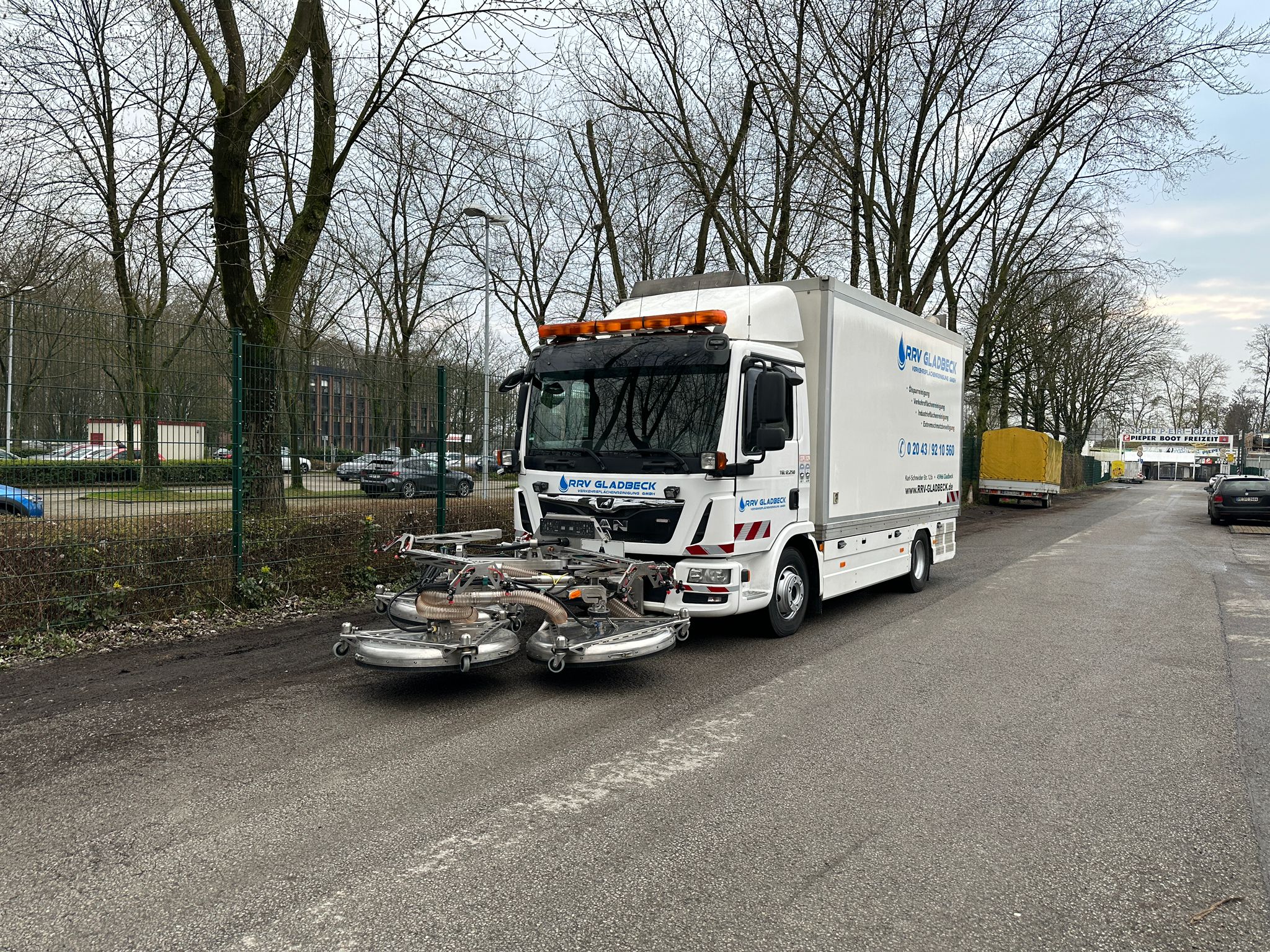 Verkehrsflächenreinigung durch Abschleppdienst Wischnewski